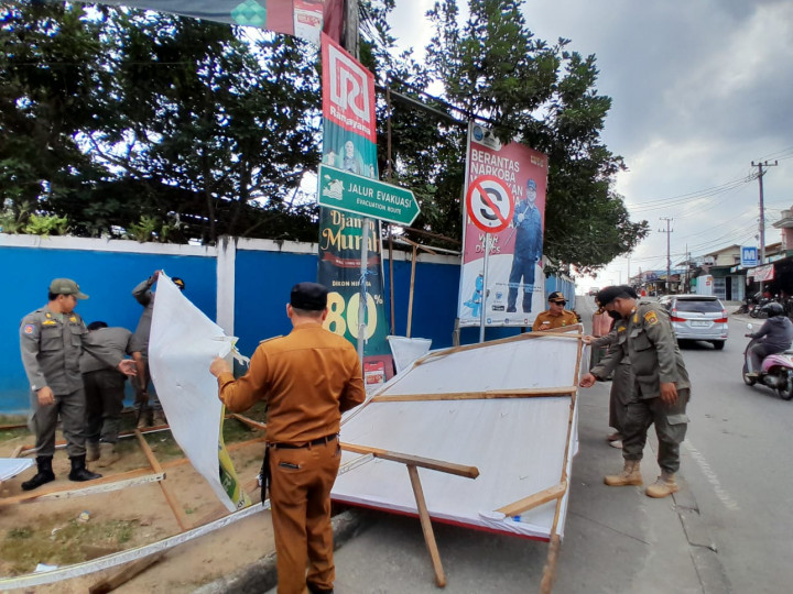 Selasa, 25 Juli 2023 Kelurahan Karang Anyar bersama Jajaran Kecamatan Sungai Kunjang melakukan penertiban PKL dan Baliho Caleg di Jalan Tengkawang dan Jalan Ulin.