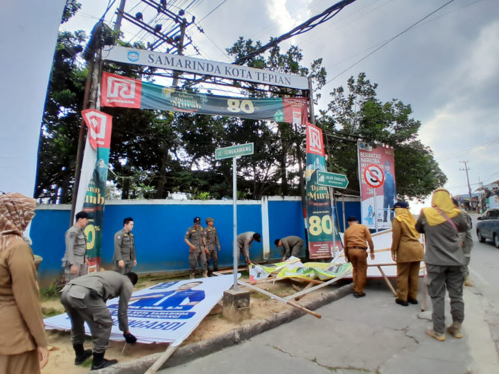 Selasa, 25 Juli 2023 Kelurahan Karang Anyar bersama Jajaran Kecamatan Sungai Kunjang melakukan penertiban PKL dan Baliho Caleg di Jalan Tengkawang dan Jalan Ulin.