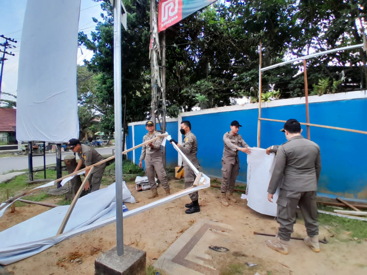 Selasa, 25 Juli 2023 Kelurahan Karang Anyar bersama Jajaran Kecamatan Sungai Kunjang melakukan penertiban PKL dan Baliho Caleg di Jalan Tengkawang dan Jalan Ulin.