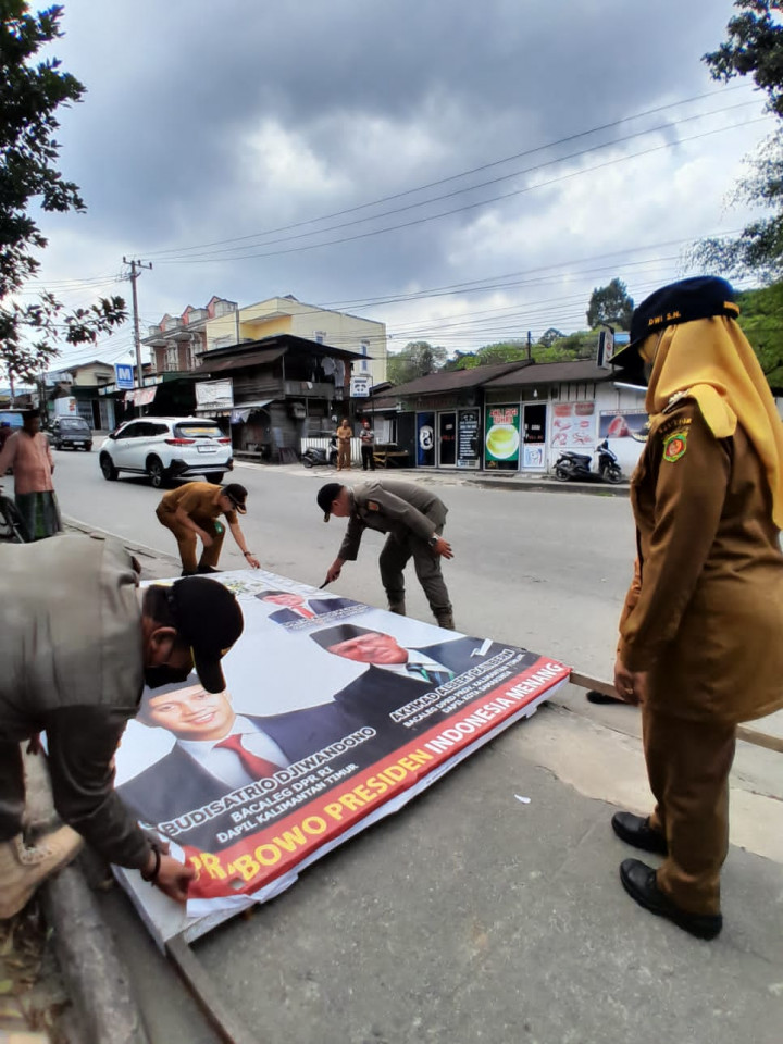 Selasa, 25 Juli 2023 Kelurahan Karang Anyar bersama Jajaran Kecamatan Sungai Kunjang melakukan penertiban PKL dan Baliho Caleg di Jalan Tengkawang dan Jalan Ulin.