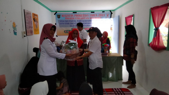 Rabu, 26 Juli 2023, Lurah bersama Camat Sungai Kunjang membuka acara sosialisasi Stunting dan pembagian Makanan tambahan untuk Posyandu di wilayah Pokmas Mekah yaitu RT 17,18,22,23,24,25,26,31,32,32,33,34,35