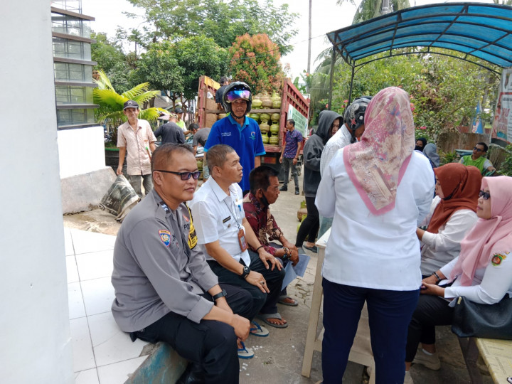 Rabu, 26 Juli 2023 Lurah Karang Anyar, H. Rusmin Nuryadin mengawasi jalannya kegiatan pendistribusian Gas Elpiji 3kg ke warga