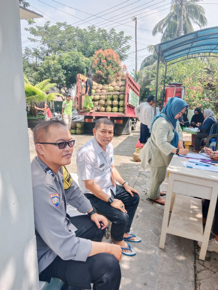 Rabu, 26 Juli 2023 Lurah Karang Anyar, H. Rusmin Nuryadin mengawasi jalannya kegiatan pendistribusian Gas Elpiji 3kg ke warga