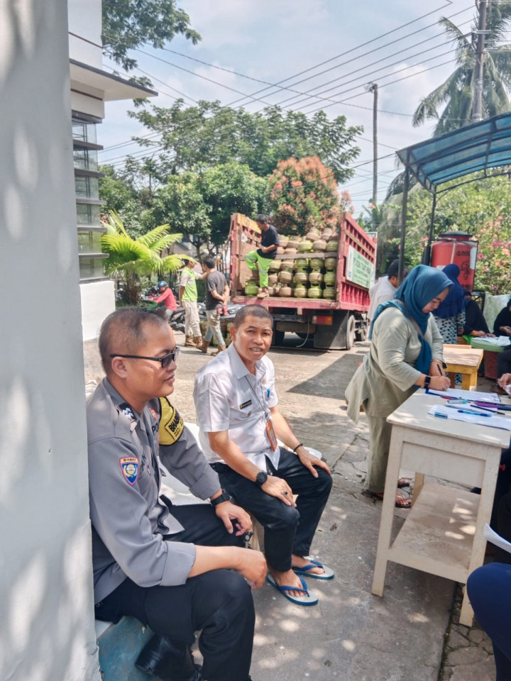 Rabu, 26 Juli 2023 Lurah Karang Anyar, H. Rusmin Nuryadin mengawasi jalannya kegiatan pendistribusian Gas Elpiji 3kg ke warga