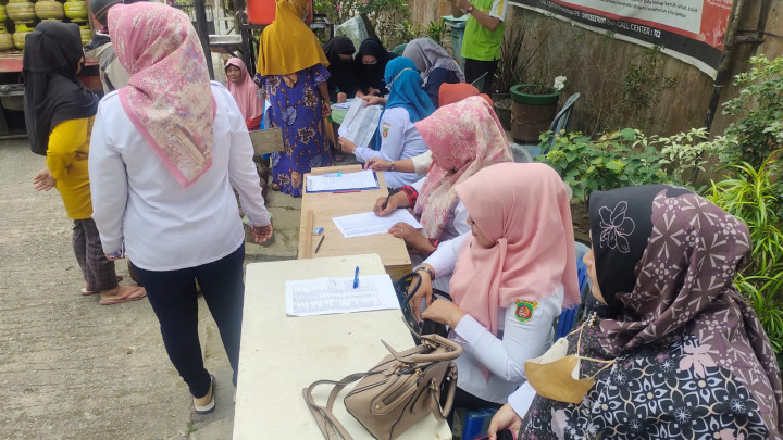 Rabu, 26 Juli 2023 Lurah Karang Anyar, H. Rusmin Nuryadin mengawasi jalannya kegiatan pendistribusian Gas Elpiji 3kg ke warga