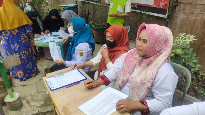 Rabu, 26 Juli 2023 Lurah Karang Anyar, H. Rusmin Nuryadin mengawasi jalannya kegiatan pendistribusian Gas Elpiji 3kg ke warga