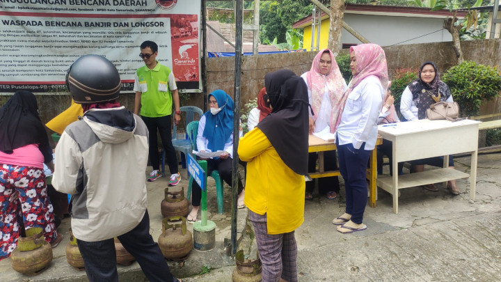 Rabu, 26 Juli 2023 Lurah Karang Anyar, H. Rusmin Nuryadin mengawasi jalannya kegiatan pendistribusian Gas Elpiji 3kg ke warga