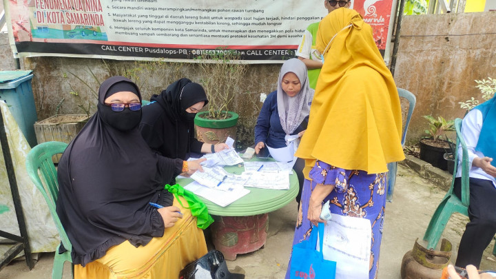 Rabu, 26 Juli 2023 Lurah Karang Anyar, H. Rusmin Nuryadin mengawasi jalannya kegiatan pendistribusian Gas Elpiji 3kg ke warga