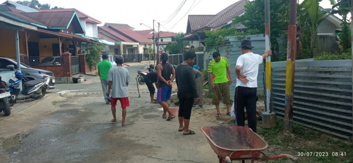 Minggu, 30 Juli 2023, Lurah Bersama para pejabat, Staf, FKPM dan Babinsa Karang Anyar ikut menghadiri dan monitoring kegiatan kerja bakti di wilayah Kelurahan Karang Anyar.