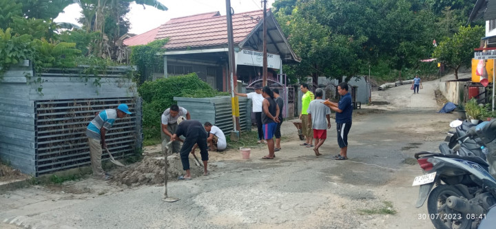 Minggu, 30 Juli 2023, Lurah Bersama para pejabat, Staf, FKPM dan Babinsa Karang Anyar ikut menghadiri dan monitoring kegiatan kerja bakti di wilayah Kelurahan Karang Anyar.