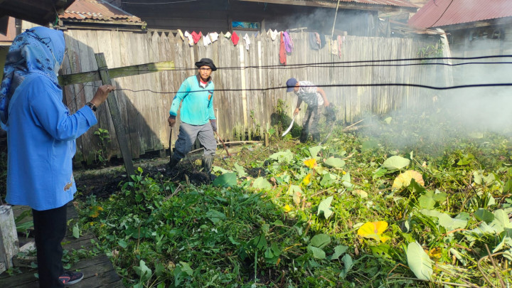 Minggu, 30 Juli 2023, Lurah Bersama para pejabat, Staf, FKPM dan Babinsa Karang Anyar ikut menghadiri dan monitoring kegiatan kerja bakti di wilayah Kelurahan Karang Anyar.