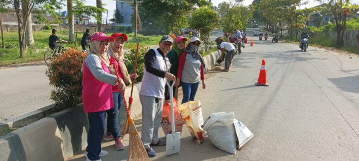Minggu, 30 Juli 2023, Lurah Bersama para pejabat, Staf, FKPM dan Babinsa Karang Anyar ikut menghadiri dan monitoring kegiatan kerja bakti di wilayah Kelurahan Karang Anyar.