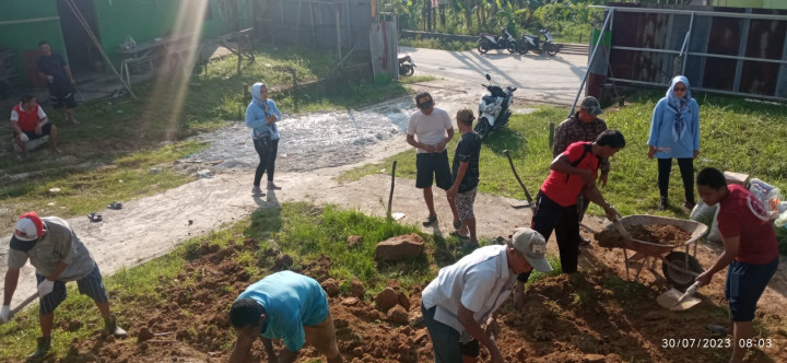 Minggu, 30 Juli 2023, Lurah Bersama para pejabat, Staf, FKPM dan Babinsa Karang Anyar ikut menghadiri dan monitoring kegiatan kerja bakti di wilayah Kelurahan Karang Anyar.