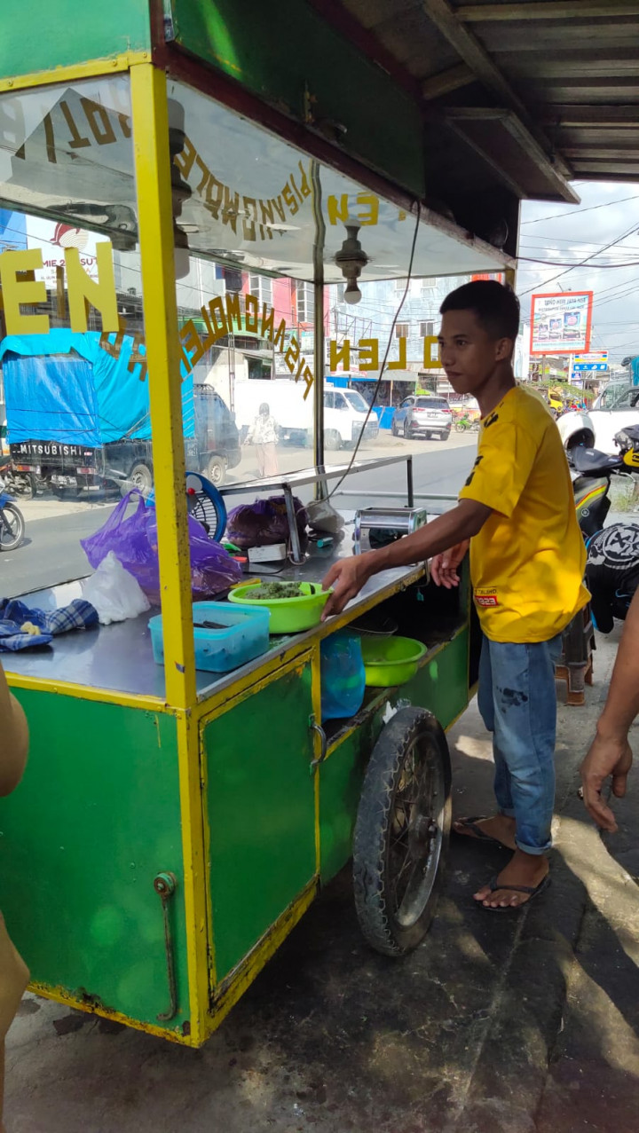 Selasa, 01 Agustus 2023 Kasie Pemerintahan, Kasie Ekobang dan Staf Karang Anyar melakukan melaksanakan Himbauan penertiban kepada pedagang dan pemilik bangunan di atas Parit di Jalan Tengkawang dan Jalan Ulin.