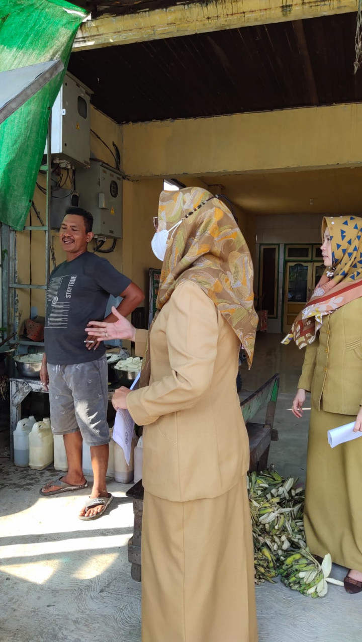 Selasa, 01 Agustus 2023 Kasie Pemerintahan, Kasie Ekobang dan Staf Karang Anyar melakukan melaksanakan Himbauan penertiban kepada pedagang dan pemilik bangunan di atas Parit di Jalan Tengkawang dan Jalan Ulin.