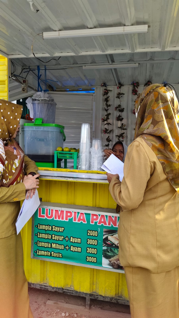 Selasa, 01 Agustus 2023 Kasie Pemerintahan, Kasie Ekobang dan Staf Karang Anyar melakukan melaksanakan Himbauan penertiban kepada pedagang dan pemilik bangunan di atas Parit di Jalan Tengkawang dan Jalan Ulin.