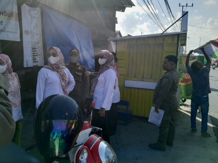 Rabu, 02 Agustus 2023, Lurah beserta jajaran pejabat dan staf Karang Anyar, mendampingi Camat Sungai Kunjang dan tim dalam melaksanakan monitoring PKL di sepanjang Jalan Ulin