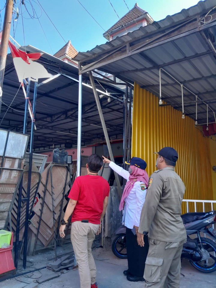 Rabu, 02 Agustus 2023, Lurah beserta jajaran pejabat dan staf Karang Anyar, mendampingi Camat Sungai Kunjang dan tim dalam melaksanakan monitoring PKL di sepanjang Jalan Ulin