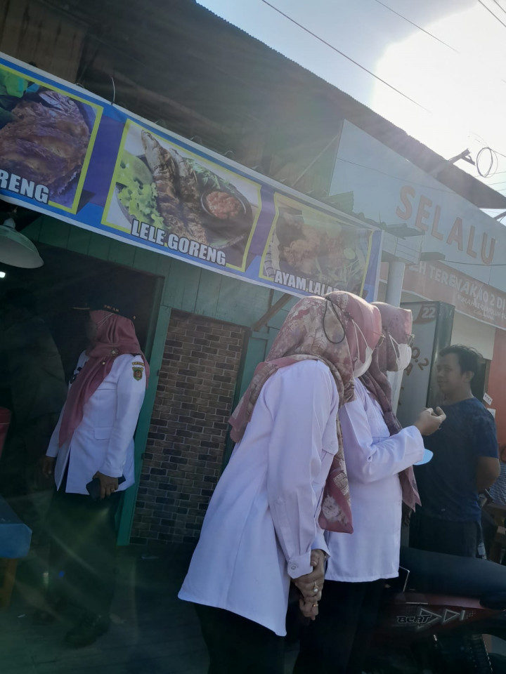Rabu, 02 Agustus 2023, Lurah beserta jajaran pejabat dan staf Karang Anyar, mendampingi Camat Sungai Kunjang dan tim dalam melaksanakan monitoring PKL di sepanjang Jalan Ulin