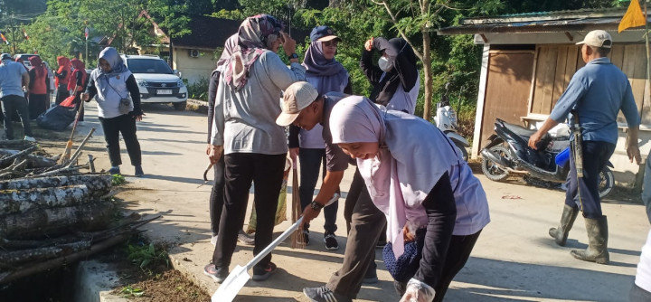 Minggu, 06 Agustus 2023, Lurah beserta jajaran Kelurahan Karang Anyar menghadiri kegiatan giat kerja bakti se kecamatan Sungai Kunjang di Jalan Karang Mulya, Lok Bahu, Samarinda