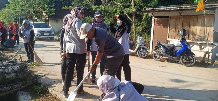 Minggu, 06 Agustus 2023, Lurah beserta jajaran Kelurahan Karang Anyar menghadiri kegiatan giat kerja bakti se kecamatan Sungai Kunjang di Jalan Karang Mulya, Lok Bahu, Samarinda