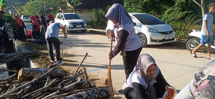 Minggu, 06 Agustus 2023, Lurah beserta jajaran Kelurahan Karang Anyar menghadiri kegiatan giat kerja bakti se kecamatan Sungai Kunjang di Jalan Karang Mulya, Lok Bahu, Samarinda