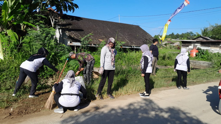 Minggu, 06 Agustus 2023, Lurah beserta jajaran Kelurahan Karang Anyar menghadiri kegiatan giat kerja bakti se kecamatan Sungai Kunjang di Jalan Karang Mulya, Lok Bahu, Samarinda