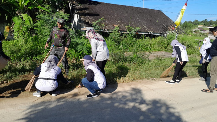 Minggu, 06 Agustus 2023, Lurah beserta jajaran Kelurahan Karang Anyar menghadiri kegiatan giat kerja bakti se kecamatan Sungai Kunjang di Jalan Karang Mulya, Lok Bahu, Samarinda