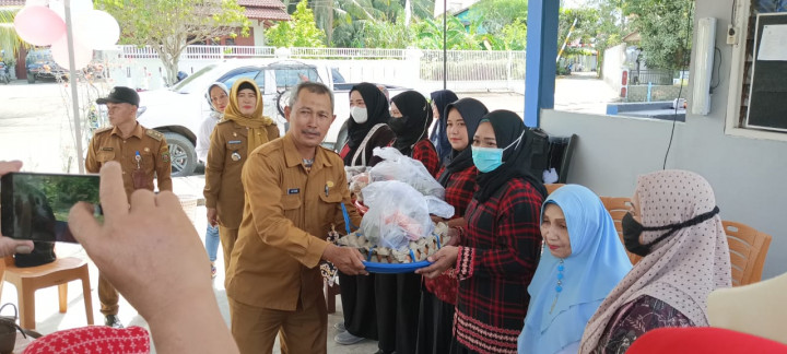 Senin, 07 Agustus 2023, Kegiatan Probebaya berupa pemberian bantuan makanan tambahan di 11 Posyandu yang berada di Pokmas Kelapa Gading, Jln. MT. Haryono RT. 002, dihadiri langsung oleh Camat Sungai Kunjang, Lurah dan Ketua PKK Kel. Karang Anyar.