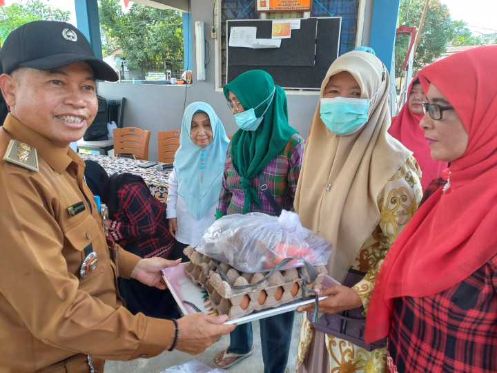 Senin, 07 Agustus 2023, Kegiatan Probebaya berupa pemberian bantuan makanan tambahan di 11 Posyandu yang berada di Pokmas Kelapa Gading, Jln. MT. Haryono RT. 002, dihadiri langsung oleh Camat Sungai Kunjang, Lurah dan Ketua PKK Kel. Karang Anyar.