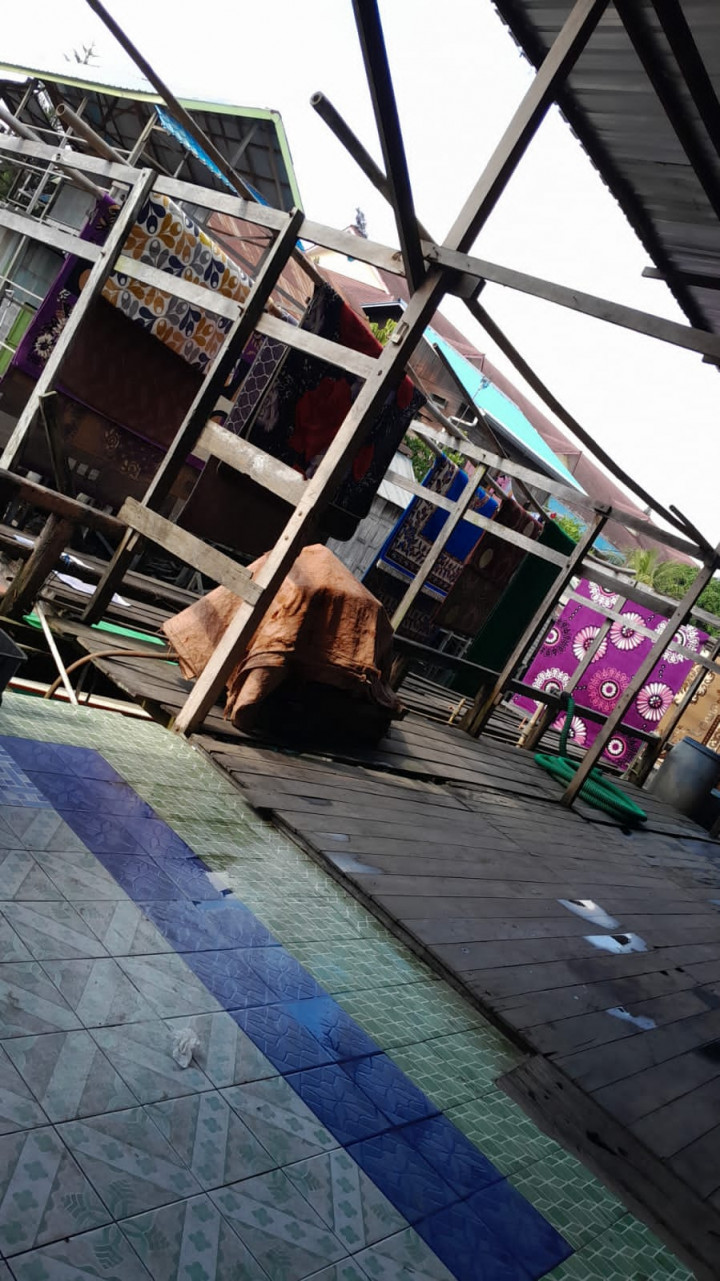 Rabu, 09 Agustus 2023 Tim Pemerintah Ketertiban Umum melakukan pembagian himbauan mengenai larangan berjualan diatas parit di Jalan Ulin.