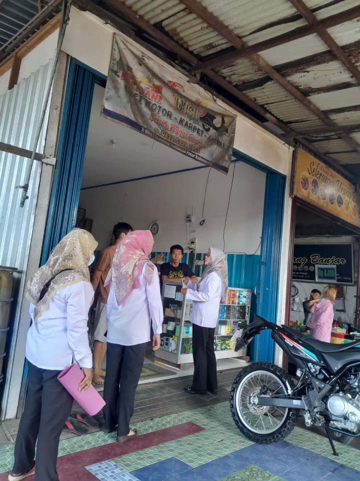 Rabu, 09 Agustus 2023 Tim Pemerintah Ketertiban Umum melakukan pembagian himbauan mengenai larangan berjualan diatas parit di Jalan Ulin.