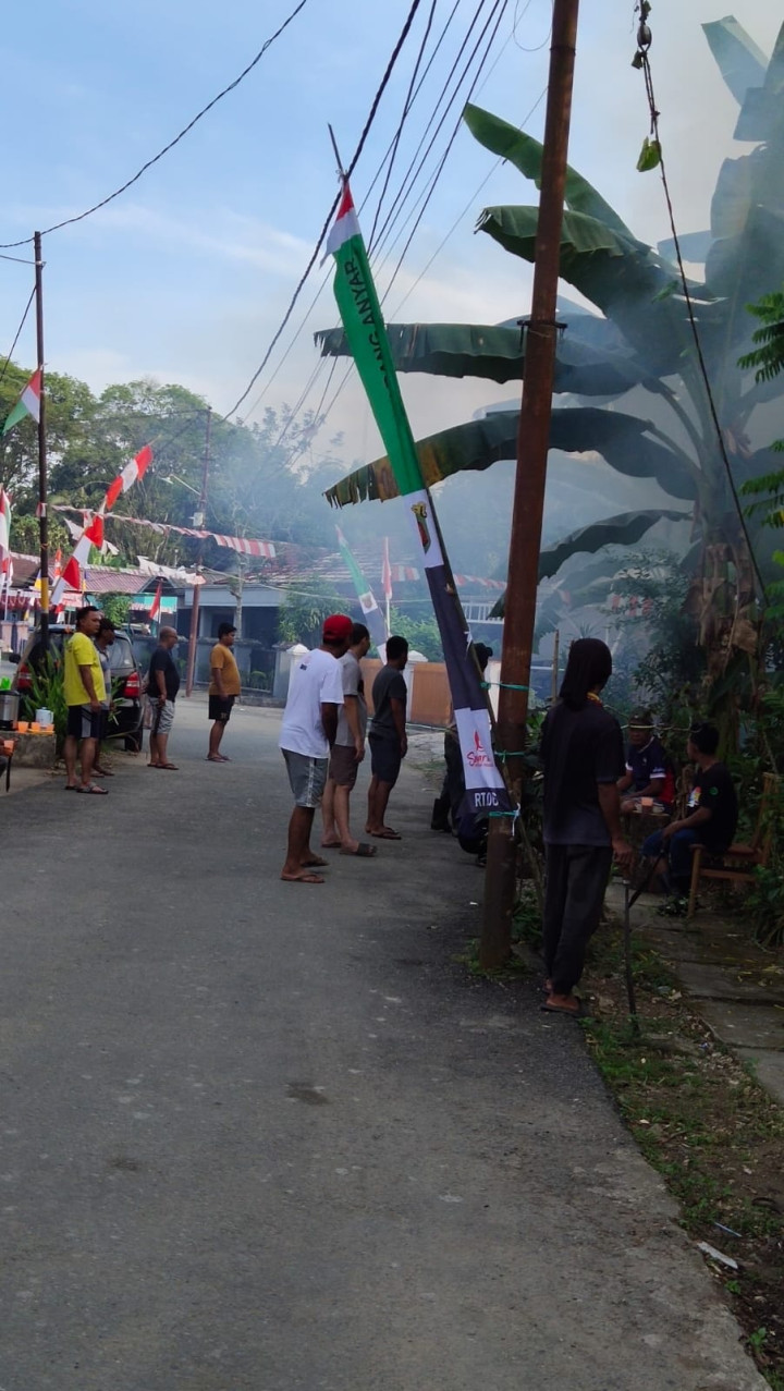 Minggu, 13 Agustus 2023, Lurah bersama Pejabat dan Staf Kelurahan Karang Anyar monitoring kegiatan giat kerja bakti di wilayah kelurahan Karang Anyar.