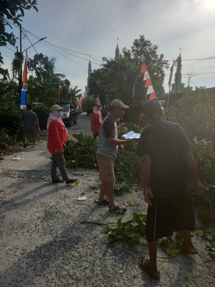 Minggu, 13 Agustus 2023, Lurah bersama Pejabat dan Staf Kelurahan Karang Anyar monitoring kegiatan giat kerja bakti di wilayah kelurahan Karang Anyar.