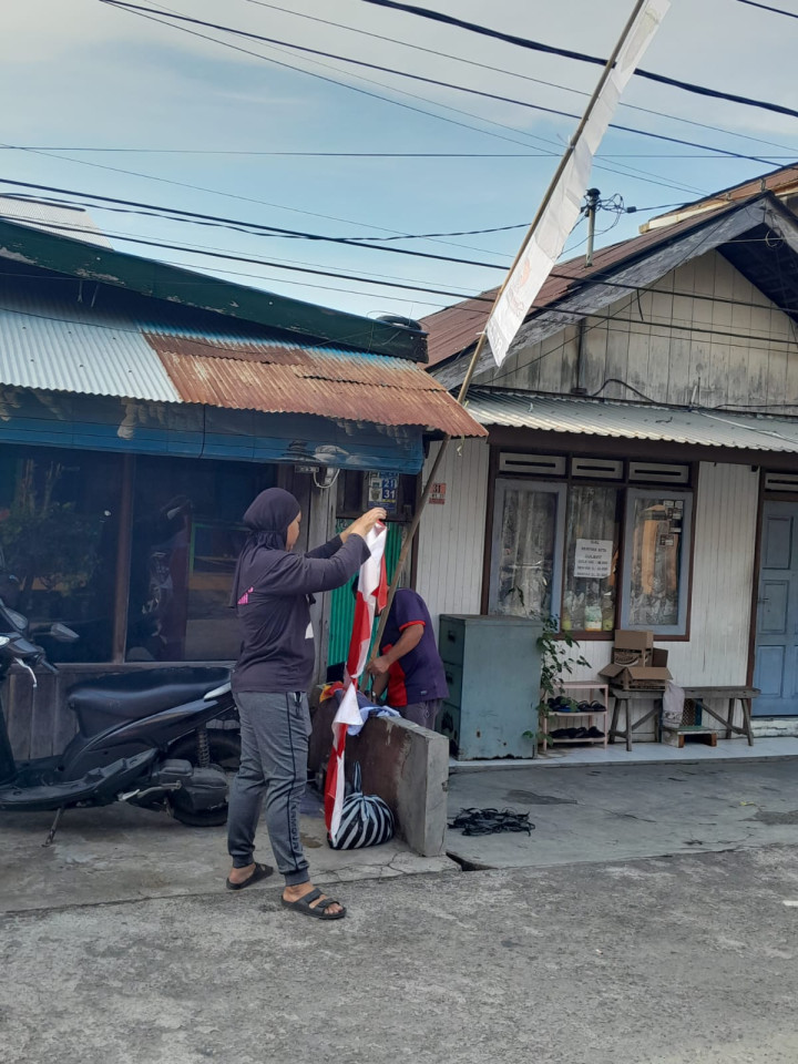Minggu, 13 Agustus 2023, Lurah bersama Pejabat dan Staf Kelurahan Karang Anyar monitoring kegiatan giat kerja bakti di wilayah kelurahan Karang Anyar.