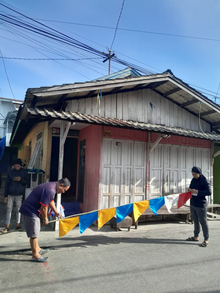 Minggu, 13 Agustus 2023, Lurah bersama Pejabat dan Staf Kelurahan Karang Anyar monitoring kegiatan giat kerja bakti di wilayah kelurahan Karang Anyar.