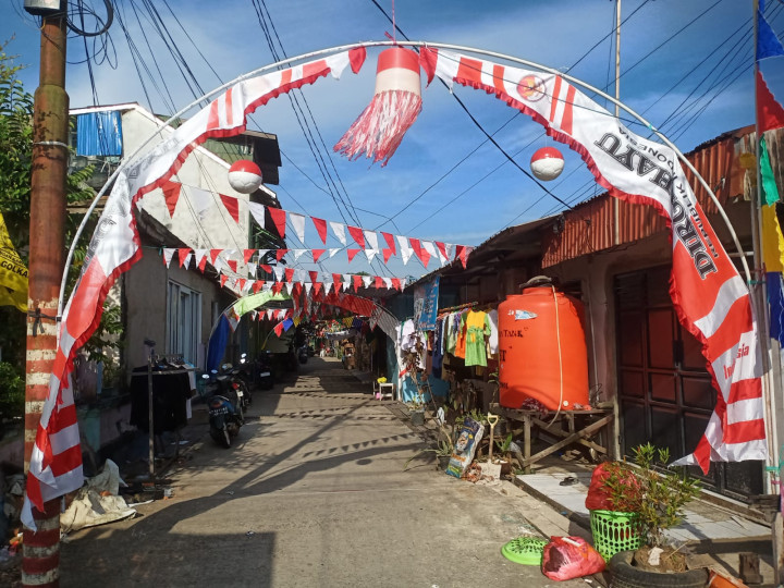 Minggu, 13 Agustus 2023, Lurah bersama Pejabat dan Staf Kelurahan Karang Anyar monitoring kegiatan giat kerja bakti di wilayah kelurahan Karang Anyar.