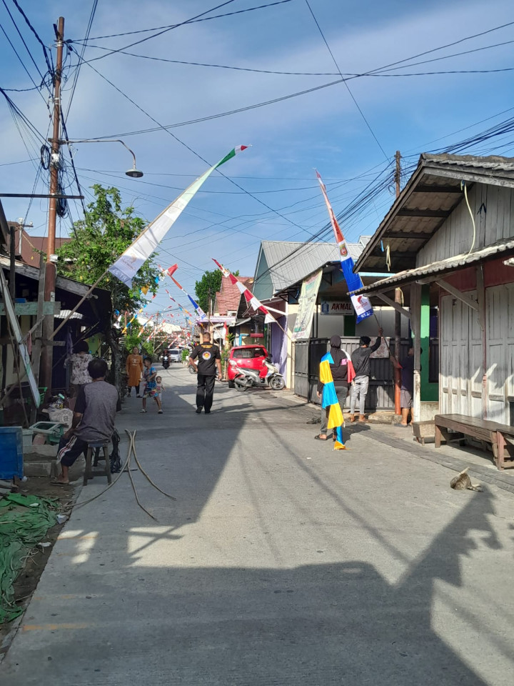 Minggu, 13 Agustus 2023, Lurah bersama Pejabat dan Staf Kelurahan Karang Anyar monitoring kegiatan giat kerja bakti di wilayah kelurahan Karang Anyar.