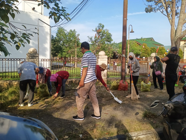 Minggu, 13 Agustus 2023, Lurah bersama Pejabat dan Staf Kelurahan Karang Anyar monitoring kegiatan giat kerja bakti di wilayah kelurahan Karang Anyar.