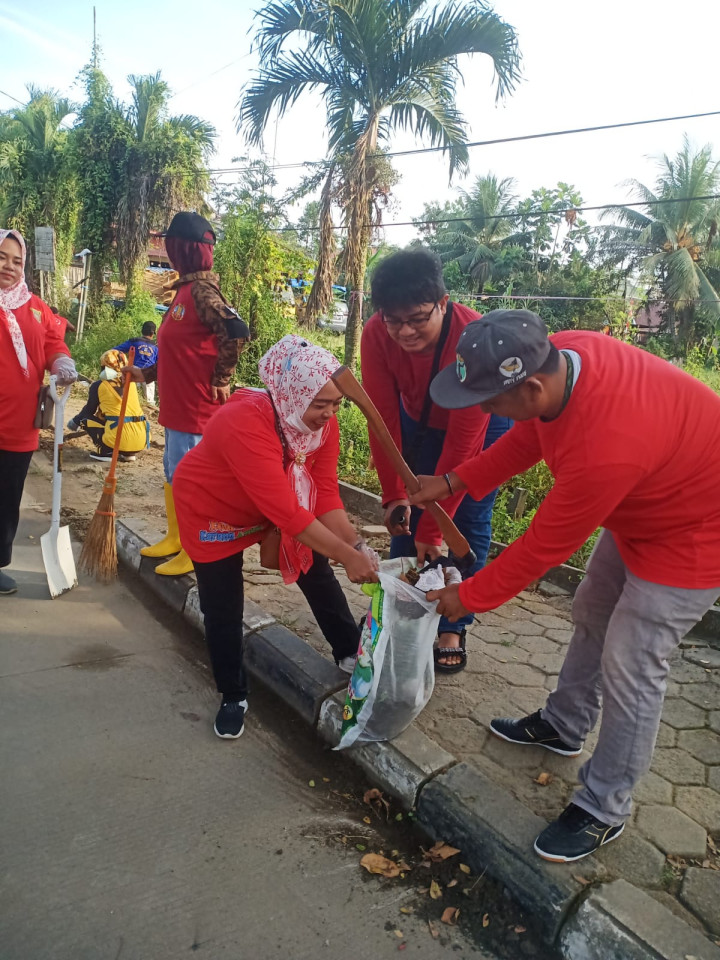 Minggu, 13 Agustus 2023, Lurah bersama Pejabat dan Staf Kelurahan Karang Anyar monitoring kegiatan giat kerja bakti di wilayah kelurahan Karang Anyar.