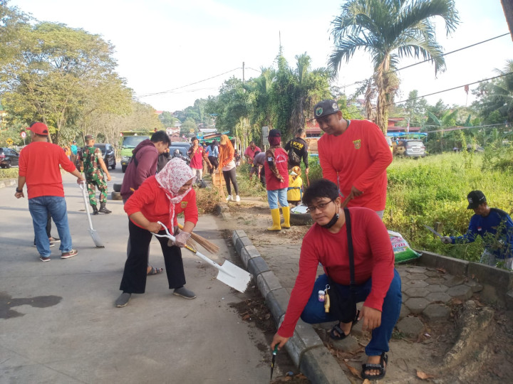 Minggu, 13 Agustus 2023, Lurah bersama Pejabat dan Staf Kelurahan Karang Anyar monitoring kegiatan giat kerja bakti di wilayah kelurahan Karang Anyar.