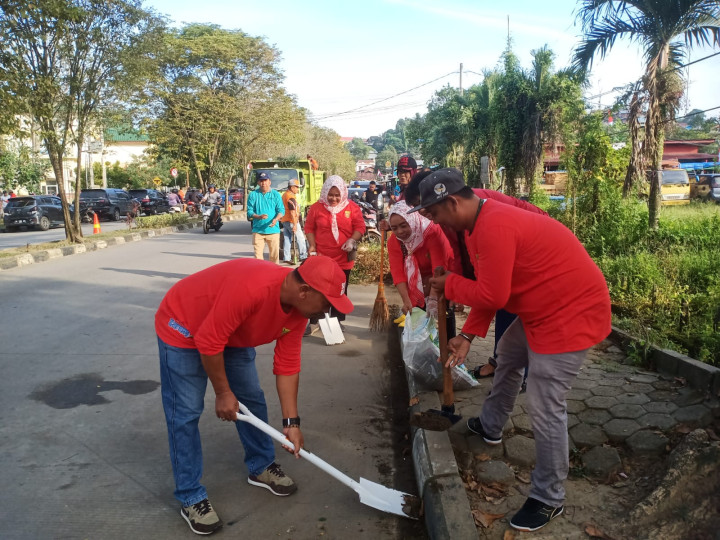Minggu, 13 Agustus 2023, Lurah bersama Pejabat dan Staf Kelurahan Karang Anyar monitoring kegiatan giat kerja bakti di wilayah kelurahan Karang Anyar.