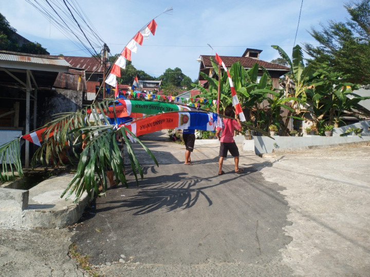 Minggu, 13 Agustus 2023, Lurah bersama Pejabat dan Staf Kelurahan Karang Anyar monitoring kegiatan giat kerja bakti di wilayah kelurahan Karang Anyar.