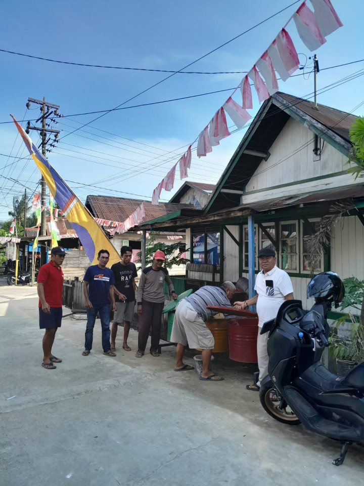 Minggu, 13 Agustus 2023, Lurah bersama Pejabat dan Staf Kelurahan Karang Anyar monitoring kegiatan giat kerja bakti di wilayah kelurahan Karang Anyar.