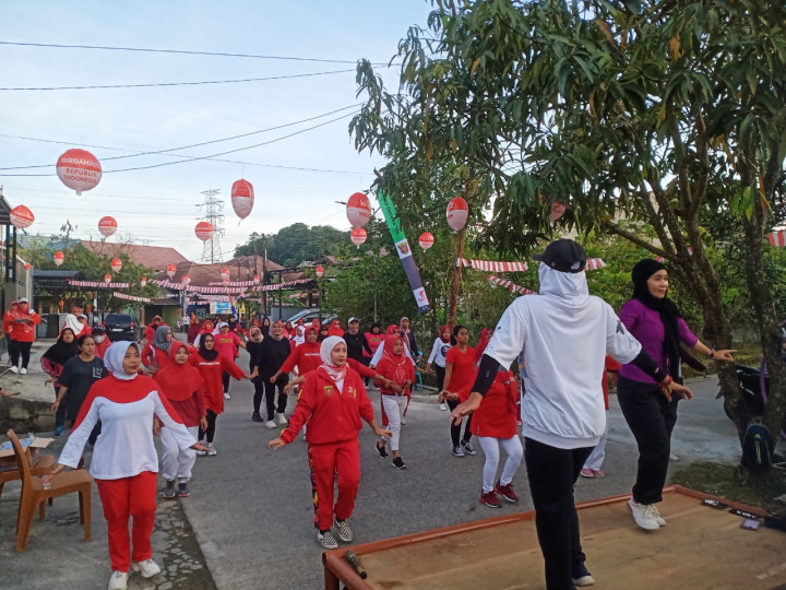 Minggu, 13 Agustus 2023, Lurah dan PKK Karang Anyar menghadiri kegiatan Senam Dasawisma di jln. MT. Haryono RT. 002