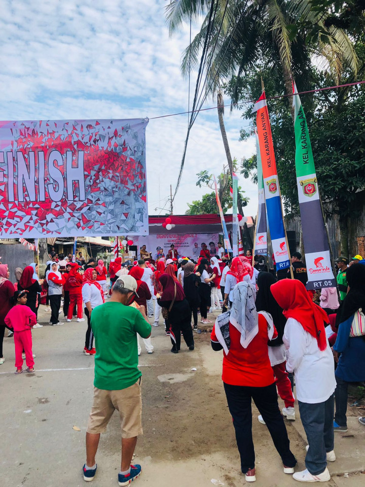 Minggu, 20 Agustus 2023 Seklur, Kasie Ekobang dan Staf menghadiri kegiatan Jalan Santai di RT. 04,05,06 dalam rangka HUT RI Kemerdekaan RI ke 78 tahun.