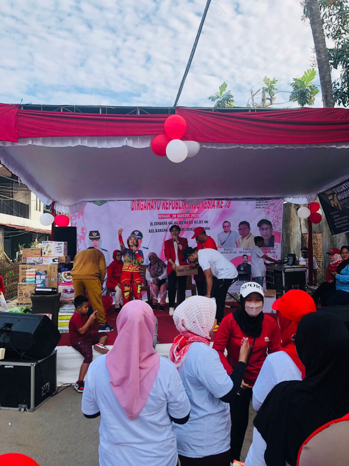 Minggu, 20 Agustus 2023 Seklur, Kasie Ekobang dan Staf menghadiri kegiatan Jalan Santai di RT. 04,05,06 dalam rangka HUT RI Kemerdekaan RI ke 78 tahun.