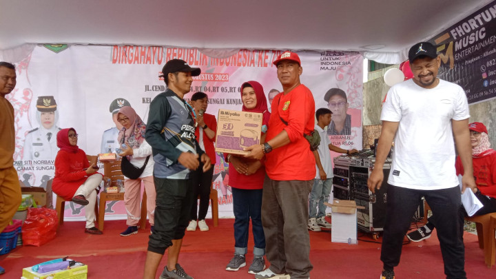 Minggu, 20 Agustus 2023 Seklur, Kasie Ekobang dan Staf menghadiri kegiatan Jalan Santai di RT. 04,05,06 dalam rangka HUT RI Kemerdekaan RI ke 78 tahun.