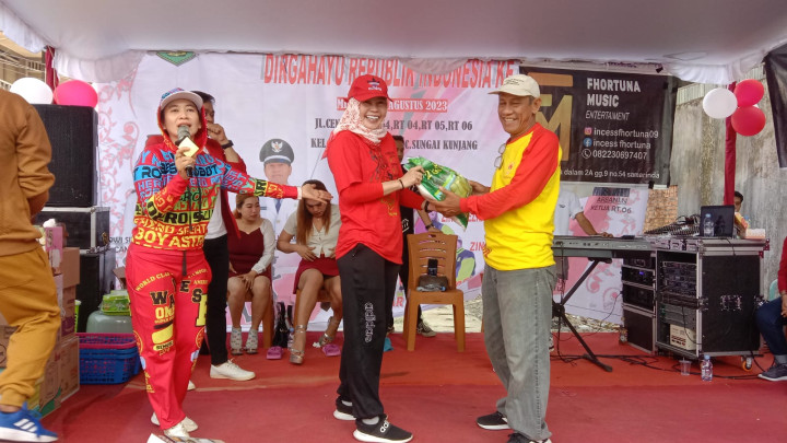 Minggu, 20 Agustus 2023 Seklur, Kasie Ekobang dan Staf menghadiri kegiatan Jalan Santai di RT. 04,05,06 dalam rangka HUT RI Kemerdekaan RI ke 78 tahun.