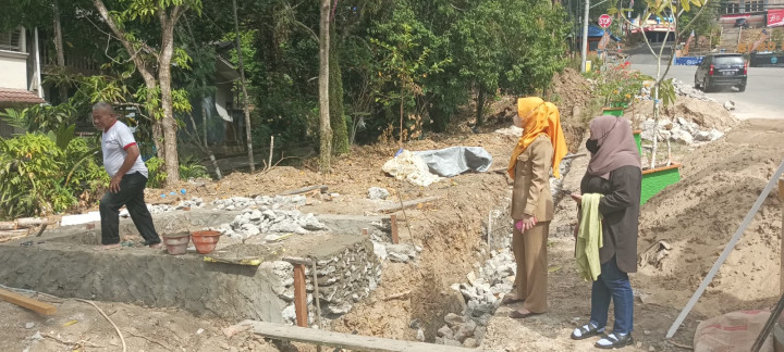 Senin, 21 Agustus 2023, monitoring kegiatan pembuatan Poskamling di Jalan MT. Haryono RT. 002